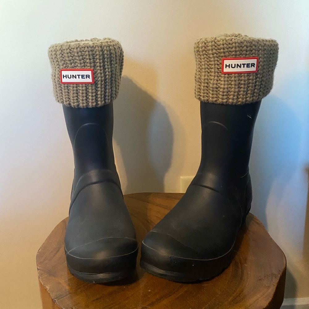 LIKE NEW- Hunter midi rain boots